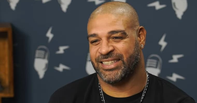O ex-jogador Adriano em participação no Flow Podcast (Foto: Reprodução/YouTube)